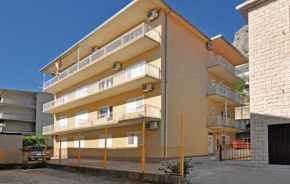 Apartments with a parking space Omis - 14625
